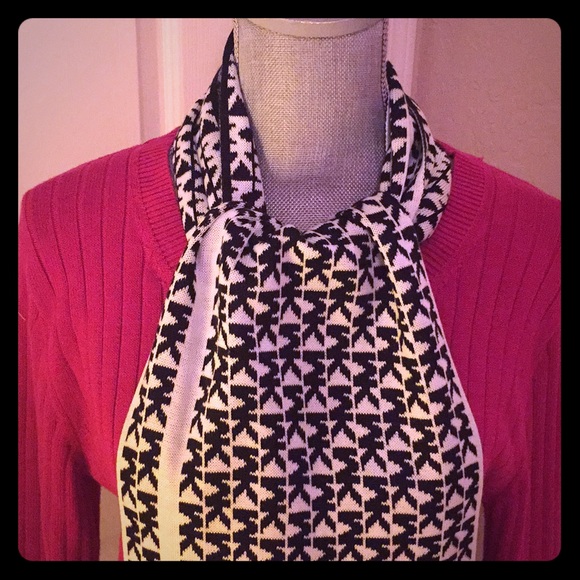 ONLY 1! MICHAEL Michael Kors Logo Scarf - Picture 4 of 8